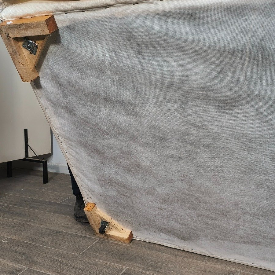 Sillón tipo camastro tapizado en Jean blanco con almohadones y patas de madera - imagen 9