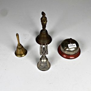 Lote siguiente: Lote de 4 Campanillas y Timbre de Mesa Decorativos