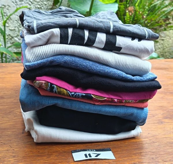 Lote de Ropa Femenina: Jeans, Remeras y Musculosas Variadas
