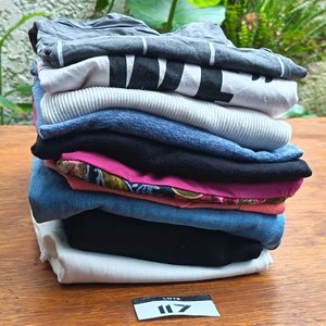 Lote de Ropa Femenina: Jeans, Remeras y Musculosas Variadas - imagen 1