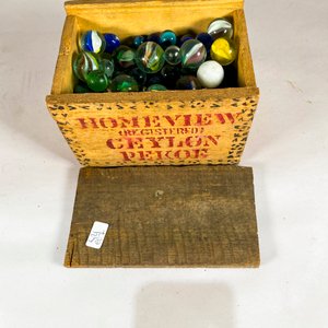 Caja de Madera con Gran Variedad de Bolitas Antiguas - imagen 3