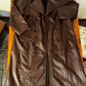 Lote siguiente: Tapado de cuerina Estilo Gabardina Bordo Talle M