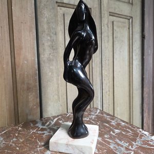 Lote siguiente: Escultura de Mujer Desnuda en Madera sobre Base de Mármol