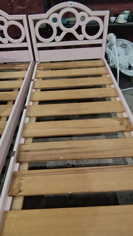 Lote siguiente: Cama Infantil de Madera con Diseño Decorativo