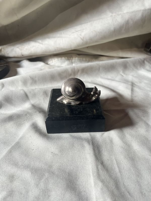 Porta tarjeta con fisonomia de caracol bañado en plata