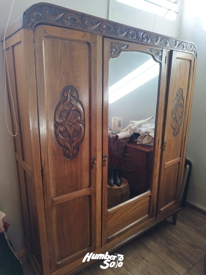 Antiguo ropero con espejo