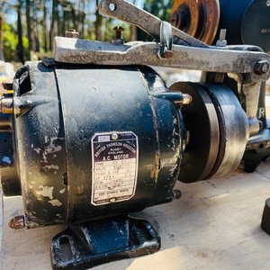 Máquina de Coser Antigua con Motor y Remachadora de Botones - imagen 2