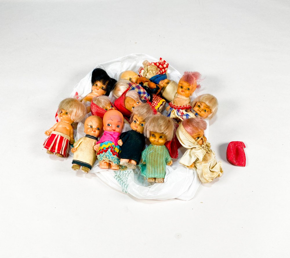 Lote siguiente: Colección de muñecos miniatura en diferentes estilos y colores