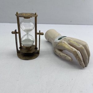 Reloj de Arena Decorativo con Estructura Dorada y Mano de Maniquí - imagen 4