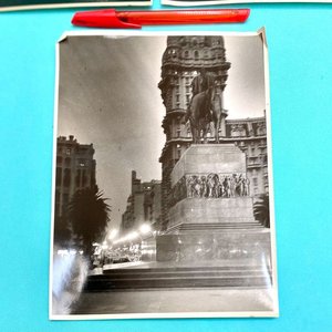 Lote de 3 fotos antiguas: Monumento ecuestre y edificios de Montevideo de noche - imagen 4