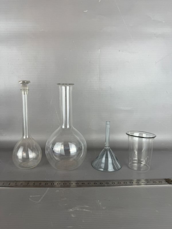 Conjunto de Cristalería de Laboratorio: 2 Matraces, Embudo y Vaso