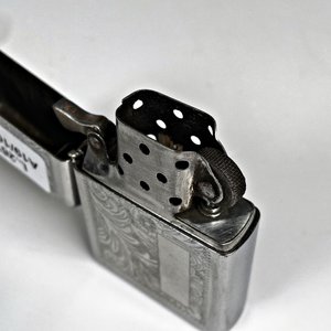 Encendedor Zippo Plateado Cincelado - imagen 3