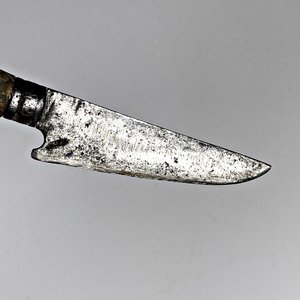 Cuchillo antiguo con hoja de acero y cabo de madera - imagen 4