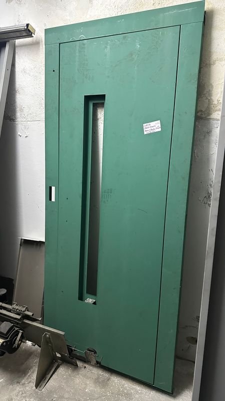 Puerta de hierro y chapa con marco completo sin uso