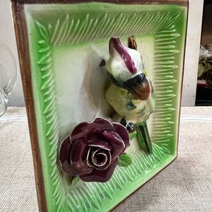Florero Mural de Loza Antigua con Ave y Rosa en Relieve - imagen 2