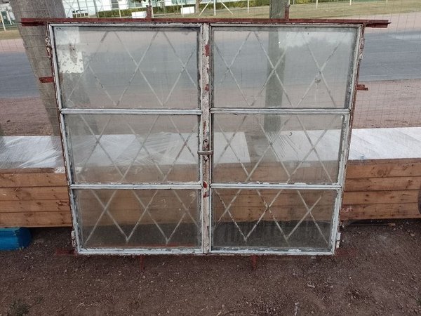 Ventana de hierro con reja y marco de metal - imagen 3