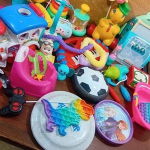 Lote Variado de Juguetes Infantiles: Pelota, Teclado, Figuras y Más - imagen 2