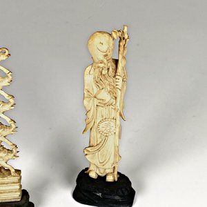 Tres Figuras de Marfil: Anciano y Torres de Elefantes - imagen 4