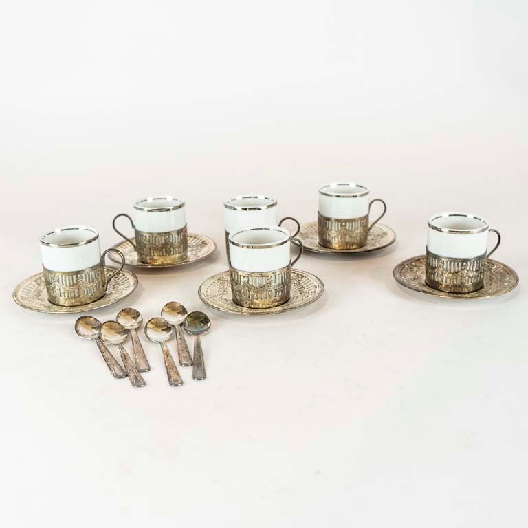 Lote siguiente: Servicio de té porcelana y platina - 12 piezas
