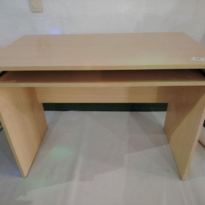 Escritorio de madera claro con bandeja para teclado - imagen 3