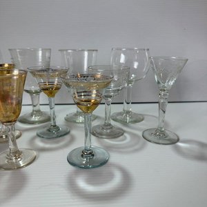 Lote de 13 Copas de Licor Variadas con Detalles Dorados - imagen 5