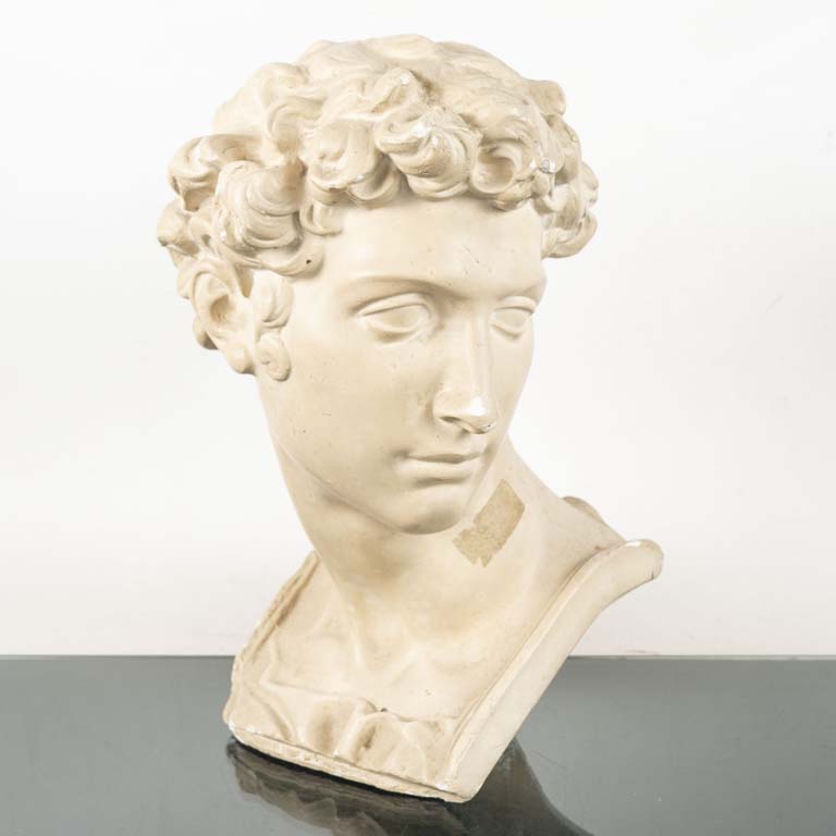 Busto de yeso clásico con detalles faciales y base texturizada