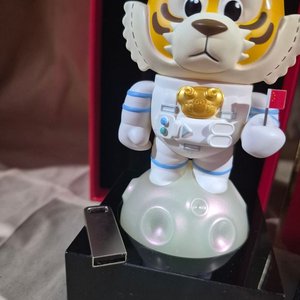 Figura de Tigre Astronauta con Estuche y Pendrive - imagen 2
