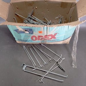 Más de 100 perchas en metal para exhibir en diferentes formas y tamaños.  - imagen 3