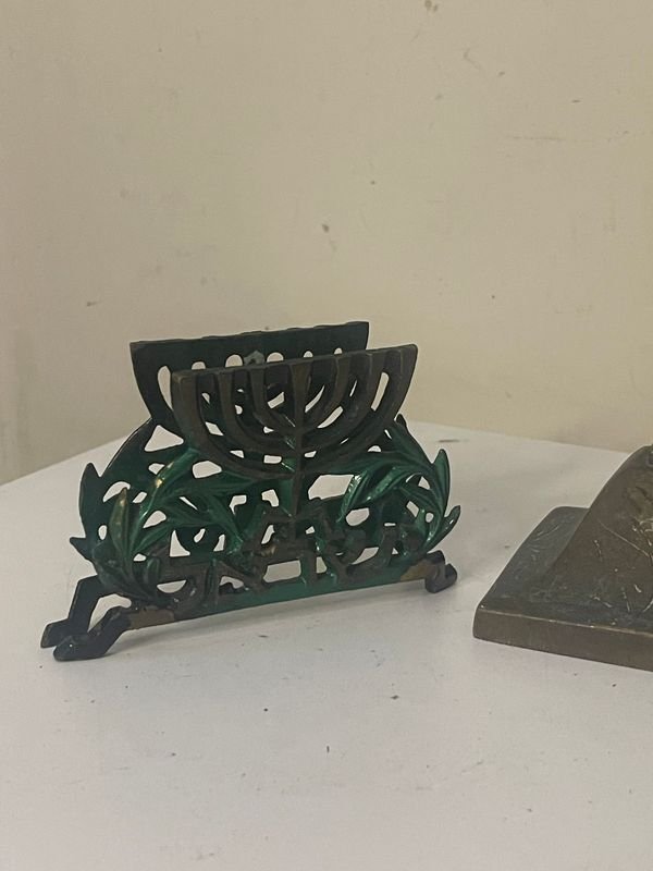 Candelabro en bronce de casi medio kilo y dos servilleteros origin Israel - imagen 4