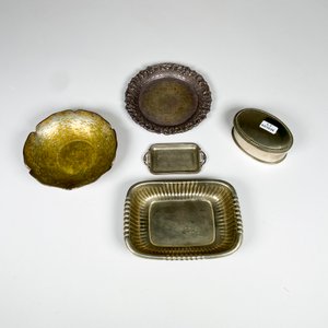 Lote de 8 piezas: Centritos de metal, salvilla inglesa, alhajero y pote - imagen 2