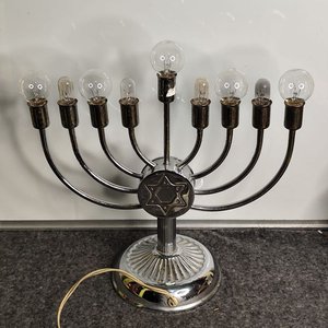 Lámpara Menorá Judía Cromada con 9 Velas y Estrella de David - imagen 4