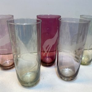 Cristalería Surtida: Copas y Vasos Rojizos con Grabados y Detalles Dorados - imagen 6