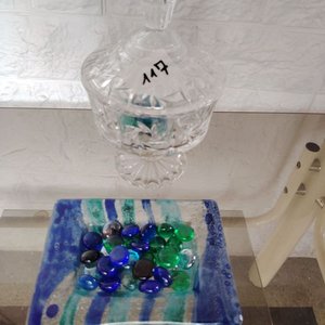 Lote siguiente: Caramelera y Centro de Mesa de Vidrio Tallado y Decorado