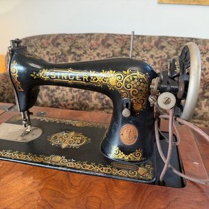 Máquina de Coser Singer Antigua con Mueble de Madera y Hierro - imagen 3