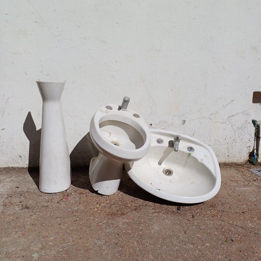 Lote anterior: Tres piezas de loza para baño nórdico