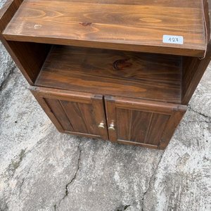 Lote siguiente: Mesa de Madera para TV con Puertas y Ruedas