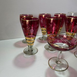 Lote de 10 Copas Altas y de Champagne Bordó con Detalles Labrados y Filete Dorado - imagen 6