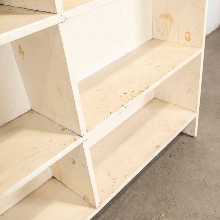 Estante de madera pintado con detalles y manchas - imagen 2