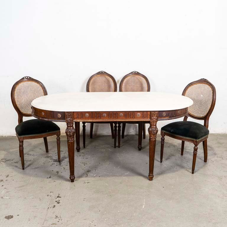 Lote anterior: Mesa de comedor Luis XVI con cuatro sillas en excelente estado