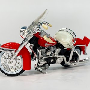 Dos Maquetas Maisto Harley Davidson: FLH Duo Glide Roja 1962 y FLHR Road King Policial California - imagen 2