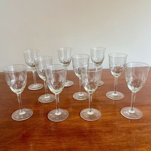 Lote siguiente: 10 Copas de Vino o Agua Antiguas Talladas con Diseño Geométrico