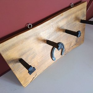 Perchero Artesanal Rústico de Madera con Herradura y Ganchos - imagen 3
