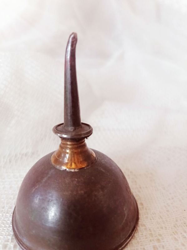 Aceitera manual antigua estilo vintage para coleccionistas - imagen 4