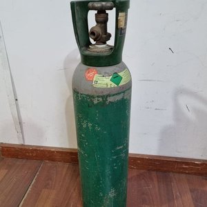 Garrafa de Gas Industrial Yara Praxair con Válvula de Bronce y Manija Protectora - imagen 4