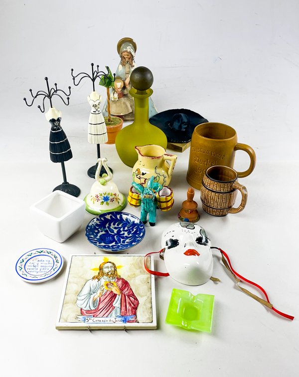 Lote siguiente: Colección de objetos decorativos y útiles para la vida diaria