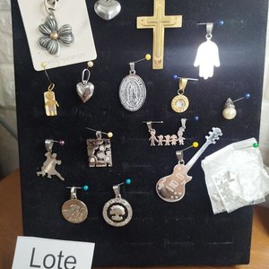 Lote anterior: Lote de 21 Dijes Variados: Acero y Otro Material