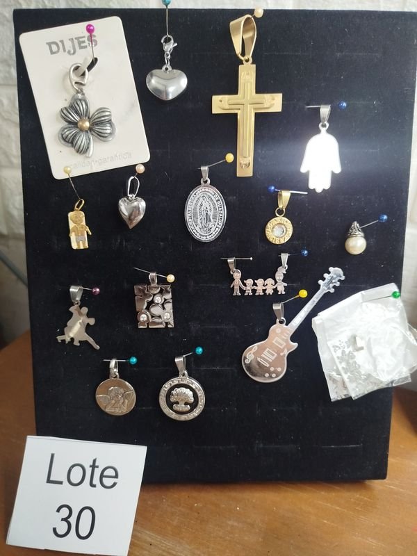 Lote de 21 Dijes Variados: Acero y Otro Material