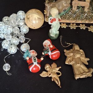 Pesebre Navideño con Establo de Madera y Figuras de Porcelana - imagen 4