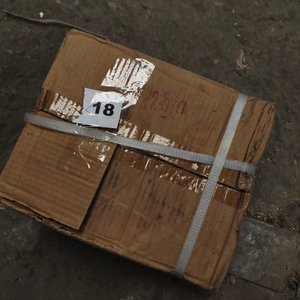 Lote de Bisagras y Tornillos Metálicos en Caja - imagen 4