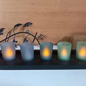 Adorno Metálico con 5 Velas LED Imitación y Base Negra - imagen 2